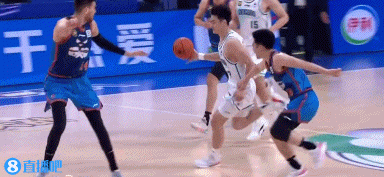 ag九游会亚洲真人第一品牌这个动作可不该！于翔发力拉拽王睿泽胳膊被吹违体犯规