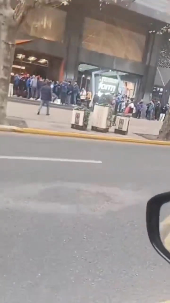 ag九游会亚洲真人第一品牌大受欢迎，申花球迷排长龙购买新赛季球衣及装备