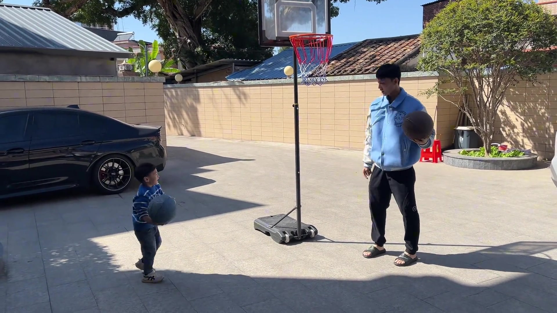 j9九游真人游戏第一平台🤣不得教点中锋的知识？徐杰一对一训练小外甥 运球学得很像