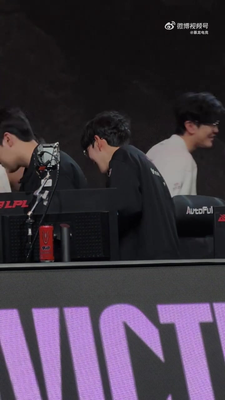 j9九游会老哥俱乐部交流百万债务胜过世间任何情话！Scout与老队友Meiko、Jiejie、GALA握手后满面潮红