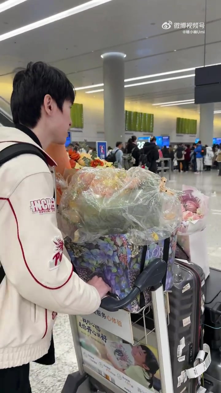 j9九游真人游戏第一平台糖小幽晒Doinb回家照：跨越1400km，大家的花也从西安带回家啦！