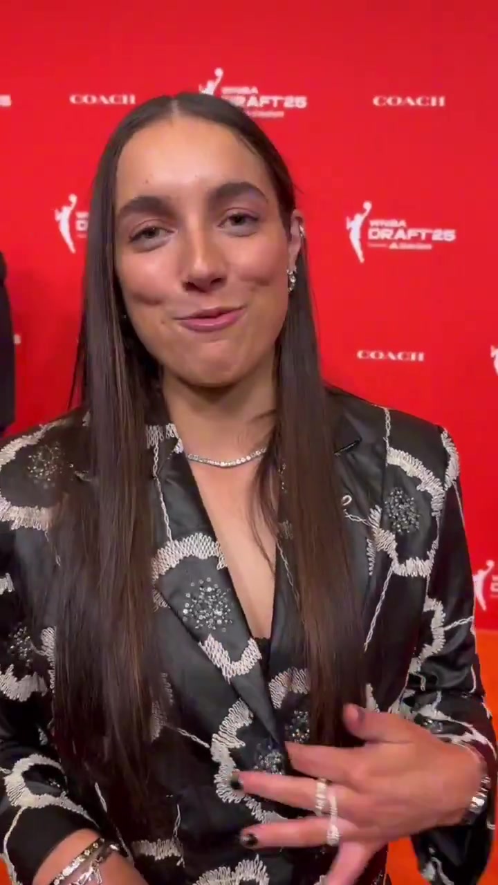 j9九游会官方登录威嫂提刀在路上了🤣威少体贴帮WNBA今年6号秀阿穆尔整理领口