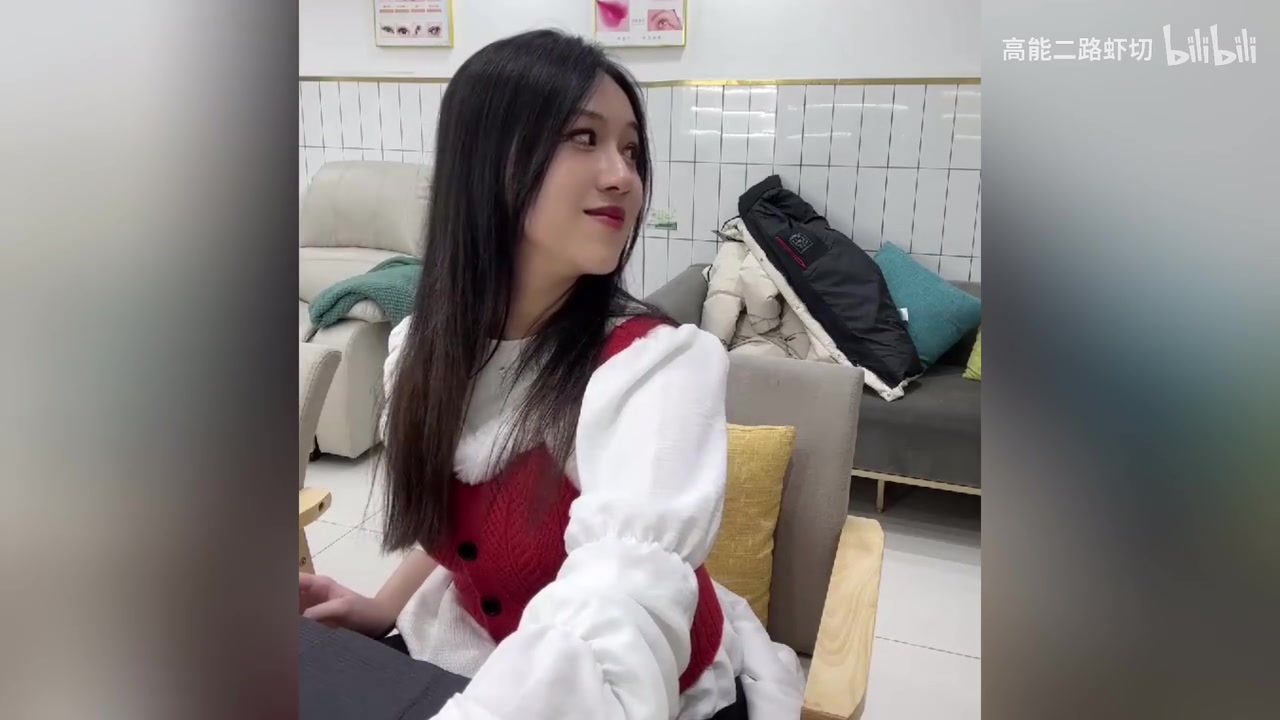 ag九游会亚洲真人第一品牌大明星！Suki户外做美甲 粉丝不停的往店里点外卖！