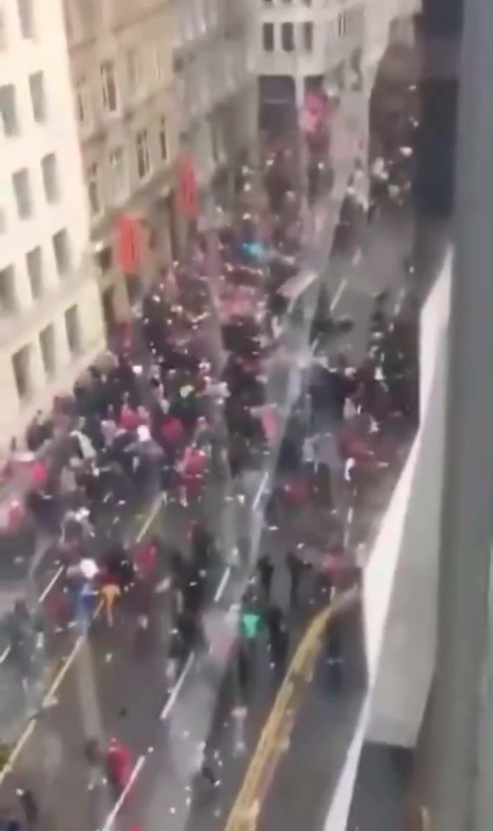 j9九游真人游戏第一品牌登录入口一汽车冲入庆祝的利物浦球迷人群造成多人受伤，司机已被拘留