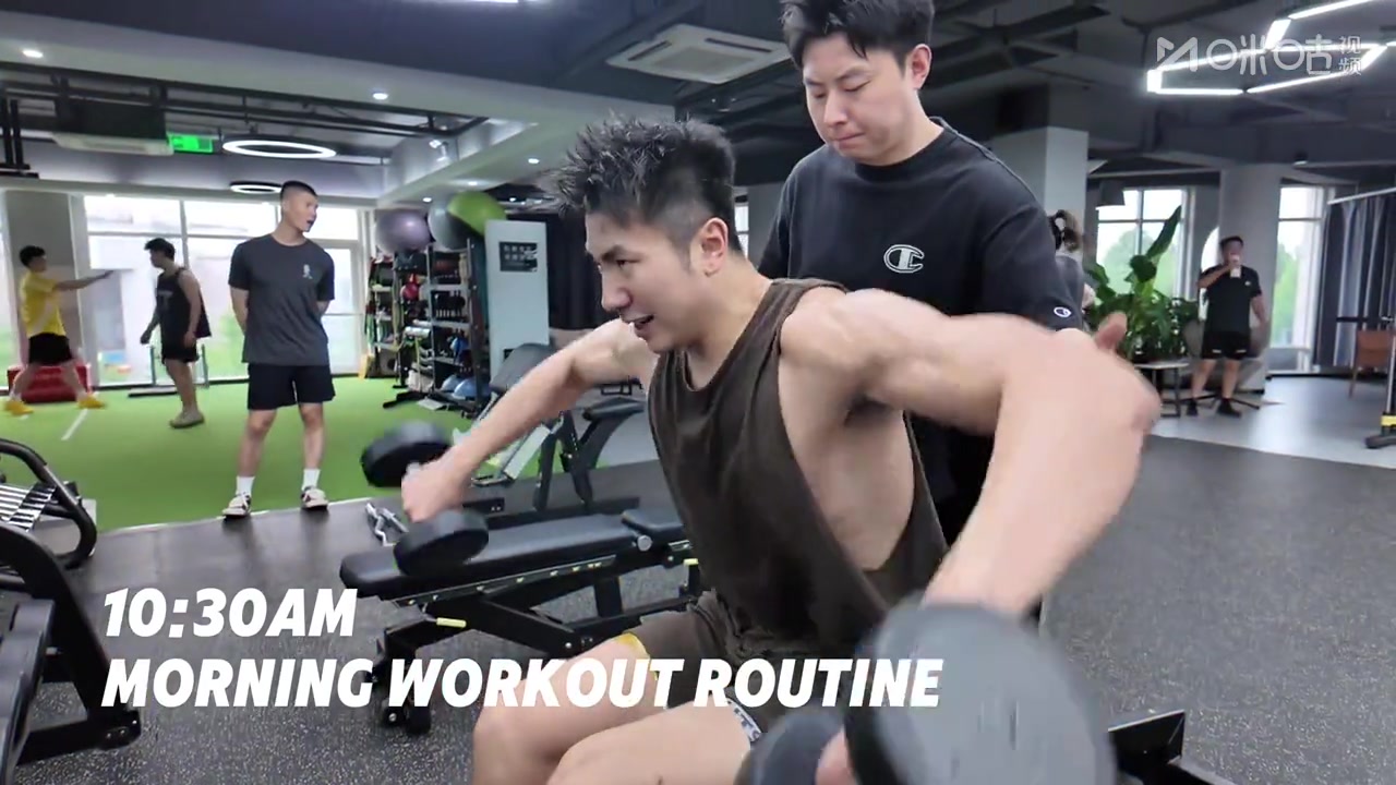 ag九游会亚洲真人第一品牌人鱼线+八块腹肌！邹雨宸分享健身视频 不拿咱当外人