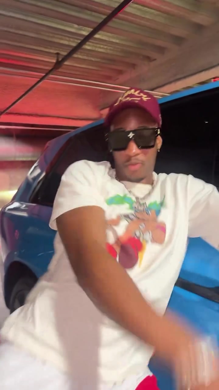 j9九游会老哥俱乐部交流不只女友是GOAT！凯-琼斯在车库献热舞😂🐐